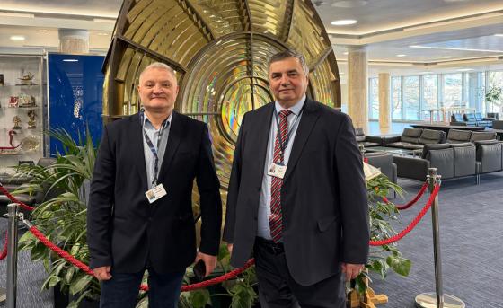 JM Rektor prof. dr hab. inż. kpt. ż.w. Adam Weintrit; Prodziekan ds. Morskich, Współpracy i Rozwoju Wydziału Nawigacyjnego dr inż. kpt. ż.w. Przemysław Wilczyński, prof. UMG – Wiceprzewodniczący Krajowej Sekcji HTW, Pełnomocnik Rektora Uniwersytetu Morskiego w Gdyni ds. STCW 