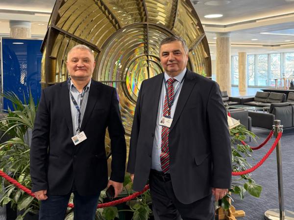 JM Rektor prof. dr hab. inż. kpt. ż.w. Adam Weintrit; Prodziekan ds. Morskich, Współpracy i Rozwoju Wydziału Nawigacyjnego dr inż. kpt. ż.w. Przemysław Wilczyński, prof. UMG – Wiceprzewodniczący Krajowej Sekcji HTW, Pełnomocnik Rektora Uniwersytetu Morskiego w Gdyni ds. STCW 